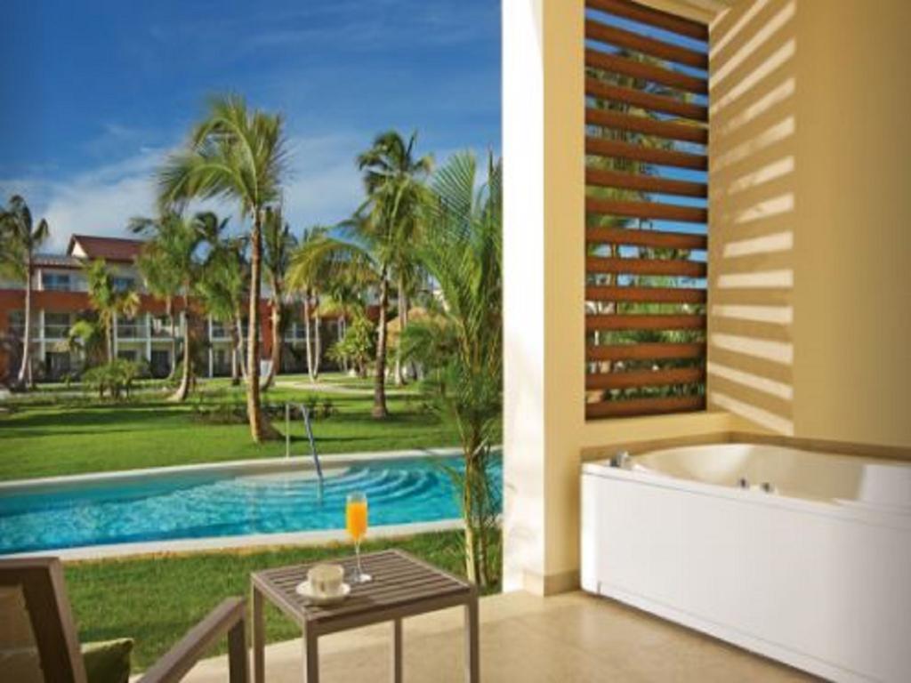Breathless Punta Cana Resort & Spa (Adults Only) ภายนอก รูปภาพ A swim-out room at the Hard Rock Hotel