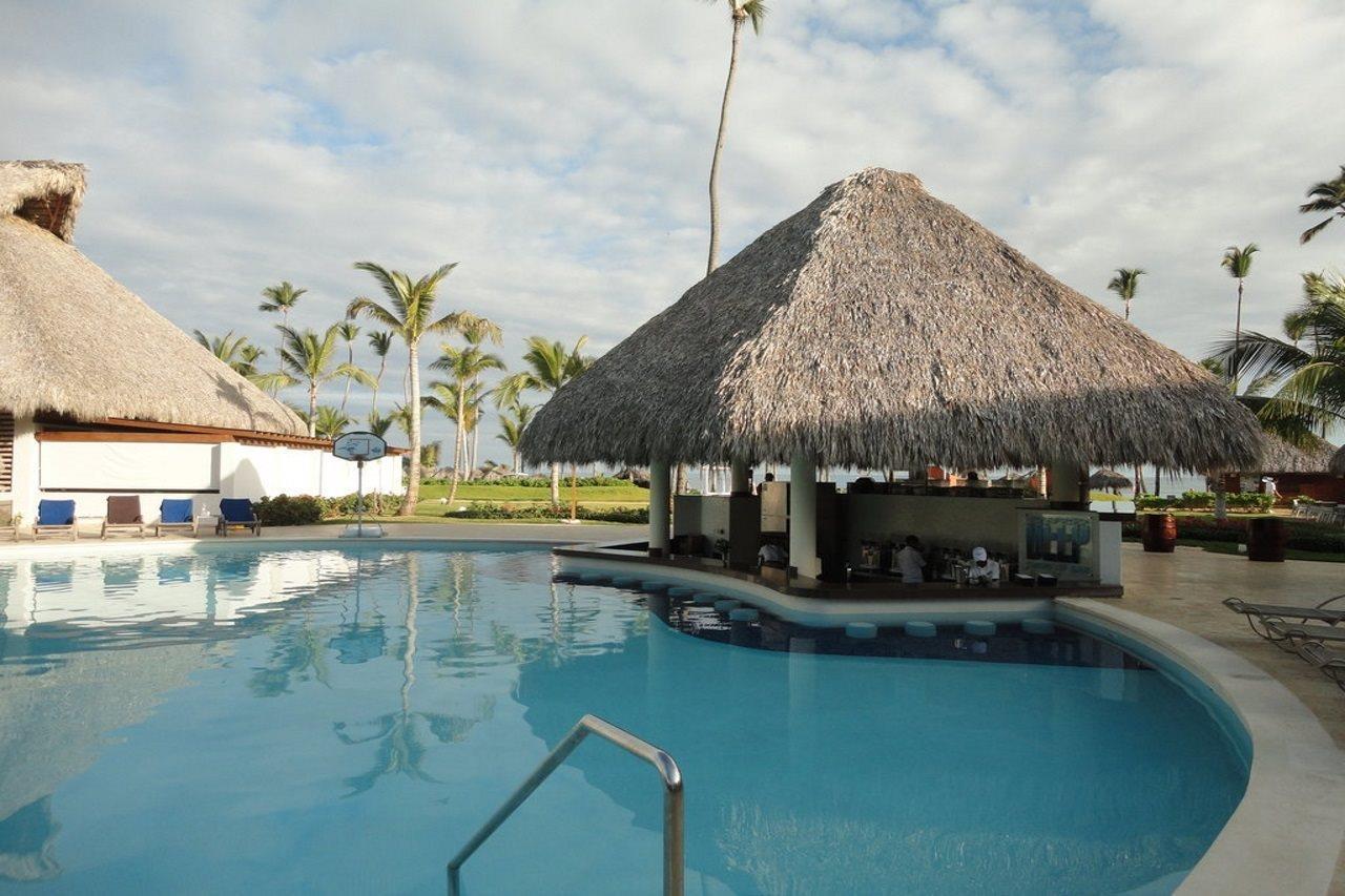 Breathless Punta Cana Resort & Spa (Adults Only) ภายนอก รูปภาพ A swim-up bar at a resort in Punta Cana, Dominican Republic
